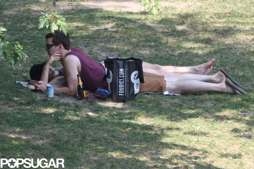 Jennifer Lawrence Reads Mockingjay on a Sexy Park Date Jennifer Lawrence Reads Mockingjay on a Sexy Park Date