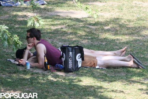 Jennifer Lawrence Reads Mockingjay on a Sexy Park Date Jennifer Lawrence Reads Mockingjay on a Sexy Park Date