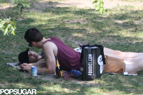 Jennifer Lawrence Reads Mockingjay on a Sexy Park Date Jennifer Lawrence Reads Mockingjay on a Sexy Park Date