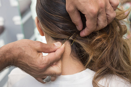 Pull the waves to one side, securing the hair with bobby pins at the neck to keep it in place.
Pull the waves to one side, securing the hair with bobby pins at the neck to keep it in place.