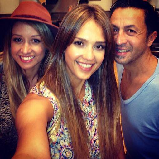 Jessica Alba took a photo with her hairstylists and thanked them for her new 'do.
Source: Twitter user jessicaalba
Jessica Alba took a photo with her hairstylists and thanked them for her new 'do.
Source: Twitter user jessicaalba