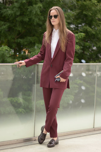 Borrowed-from-the-boys suiting requires coordinating footwear.
Borrowed-from-the-boys suiting requires coordinating footwear.