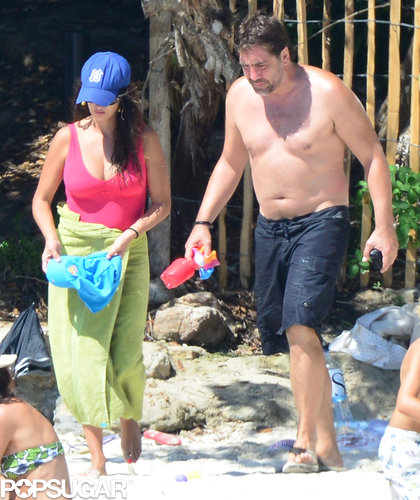 Penélope Cruz Brings Her Hot Bikini Body and New Baby to the Beach! Penélope Cruz Brings Her Hot Bikini Body and New Baby to the Beach!