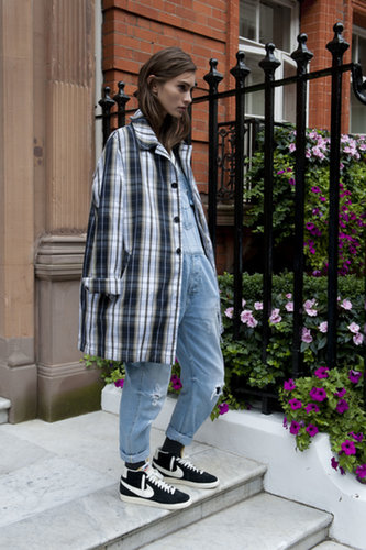 We're stealing this effortless way to style overalls.
We're stealing this effortless way to style overalls.