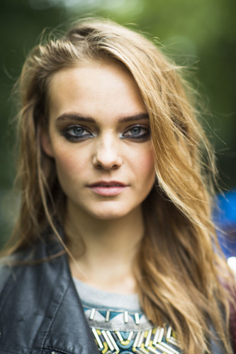 Smudgy black eyeliner gets an instant boost with grungy waves and glitter.
Source: Le 21ème | Adam Katz Sinding
Smudgy black eyeliner gets an instant boost with grungy waves and glitter.
Source: Le 21ème | Adam Katz Sinding
