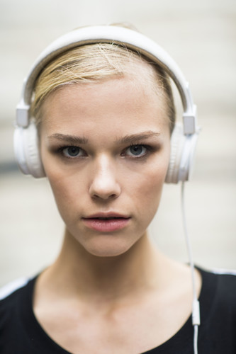 Who knew headphones could be such a gorgeous hair accessory?
Source: Le 21ème | Adam Katz Sinding
Who knew headphones could be such a gorgeous hair accessory?
Source: Le 21ème | Adam Katz Sinding