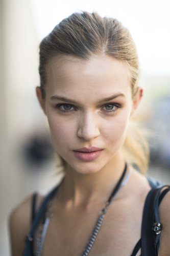 This girl let her beautiful eyes stand out with a touch of white shadow on the inner corners. Pink lips pulled it all together.
Source: Le 21ème | Adam Katz Sinding
This girl let her beautiful eyes stand out with a touch of white shadow on the inner corners. Pink lips pulled it all together.
Source: Le 21ème | Adam Katz Sinding