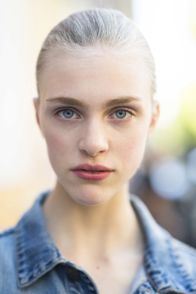 We love the mix of pinks on this woman's pale complexion.
Source: Le 21ème | Adam Katz Sinding
We love the mix of pinks on this woman's pale complexion.
Source: Le 21ème | Adam Katz Sinding