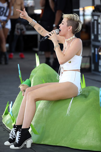 Miley Cyrus Cries on Stage During Her First Post-Breakup Appearance Miley Cyrus Cries on Stage During Her First Post-Breakup Appearance
