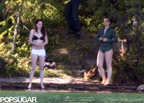 Kristen Stewart Strips Down on Set! Kristen Stewart Strips Down on Set!