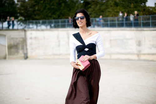 Yasmin Sewell adds polish with a sleek clutch.
Yasmin Sewell adds polish with a sleek clutch.