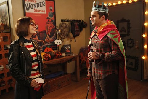 New Girl
Jess dresses as "Joey Ramona Quimby" and Nick throws together a low-budget costume.
New Girl
Jess dresses as "Joey Ramona Quimby" and Nick throws together a low-budget costume.