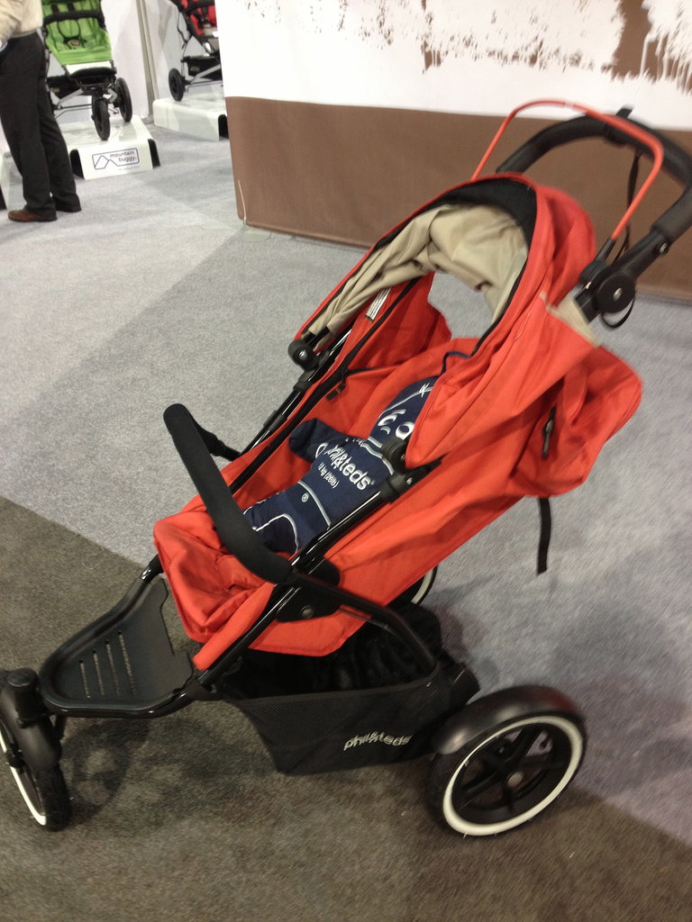 Baby Jogger's Navigator features an auto stop brake that prevents strollers from rolling away from parents. 
