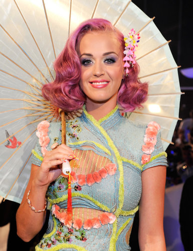 Dressed like a modern geisha at the 2011 MTV Video Music Awards, Katy opted for a shocking pink hair color that complemented her pastel ensemble.
Dressed like a modern geisha at the 2011 MTV Video Music Awards, Katy opted for a shocking pink hair color that complemented her pastel ensemble.