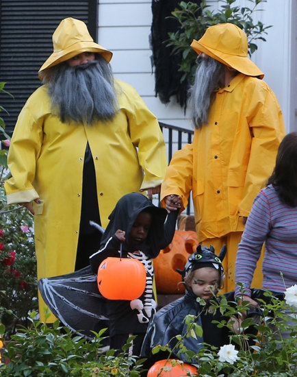 Melissa McCarthy and Sandra Bullock hit the streets of LA in matching fishermen costumes.
Melissa McCarthy and Sandra Bullock hit the streets of LA in matching fishermen costumes.