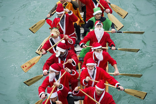 Rowers dressed in Santa Claus costumes took part in the Christmas Regatta on the Grand Canal in Venice, Italy. Rowers dressed in Santa Claus costumes took part in the Christmas Regatta on the Grand Canal in Venice, Italy.