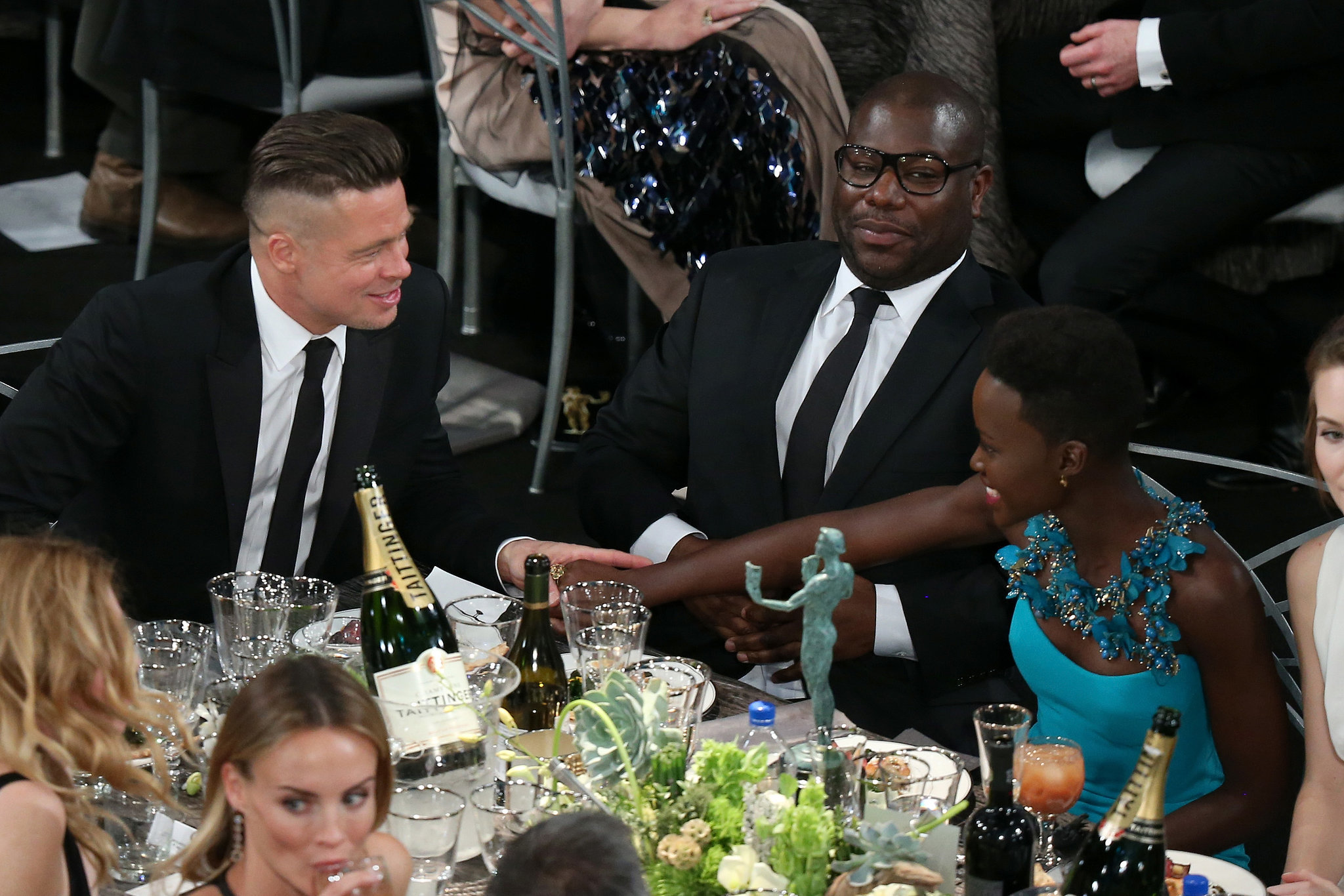 http://media4.onsugar.com/files/2014/01/18/236/n/1922398/b98bafe250b32c28_463578855.jpg.xxxlarge_2x/i/Brad-Pitt-chatted-up-Lupita-Nyongo-Steve-McQueen-table.jpg
