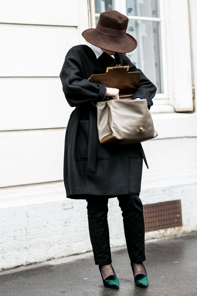 Even without seeing her face, this woman's captivated us with one of the chicest ensembles.
Even without seeing her face, this woman's captivated us with one of the chicest ensembles.