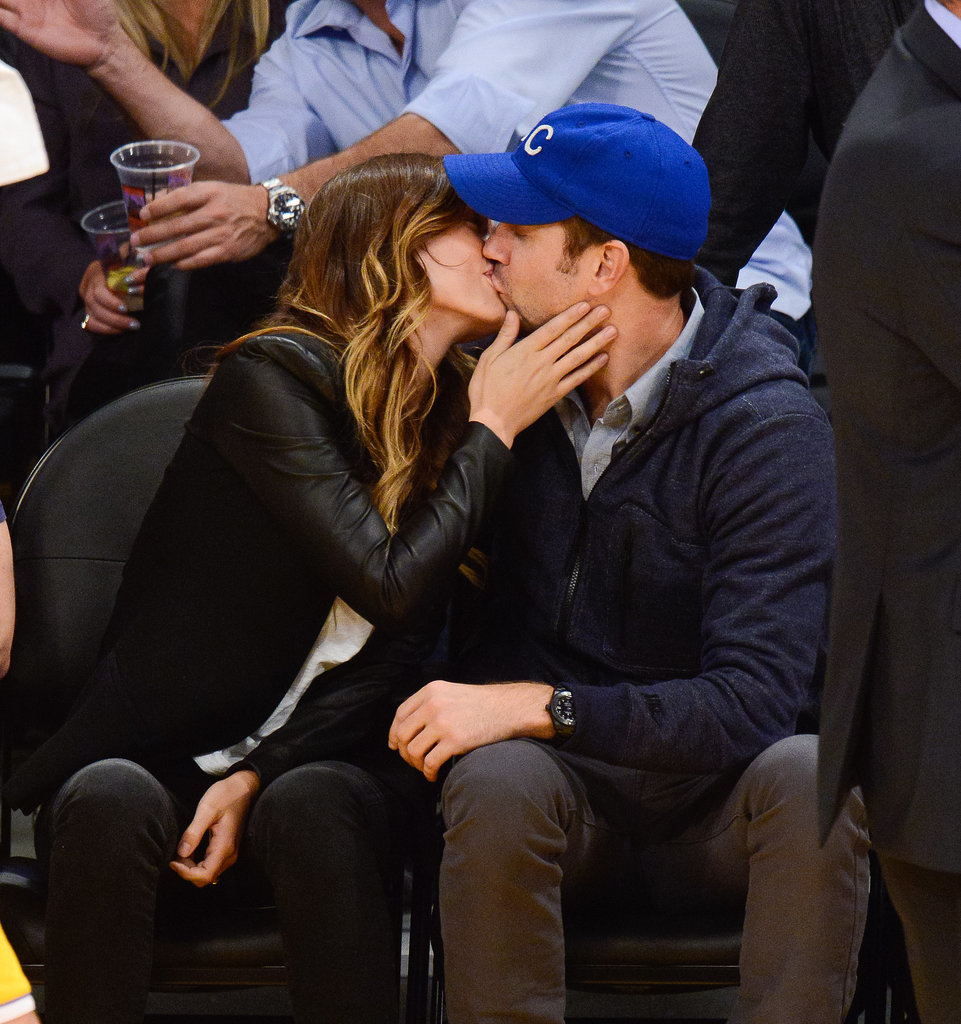 Olivia Wilde gave Jason Sudeikis a kiss at a Lakers game in LA. Olivia Wilde gave Jason Sudeikis a kiss at a Lakers game in LA.