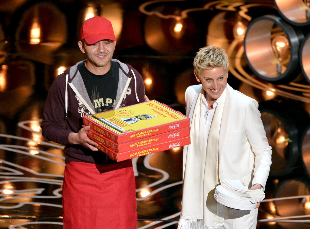 Ellen DeGeneres brought Edgar the pizza guy out on the stage — much to his surprise! — to serve pizza to the stars.
Ellen DeGeneres brought Edgar the pizza guy out on the stage — much to his surprise! — to serve pizza to the stars.