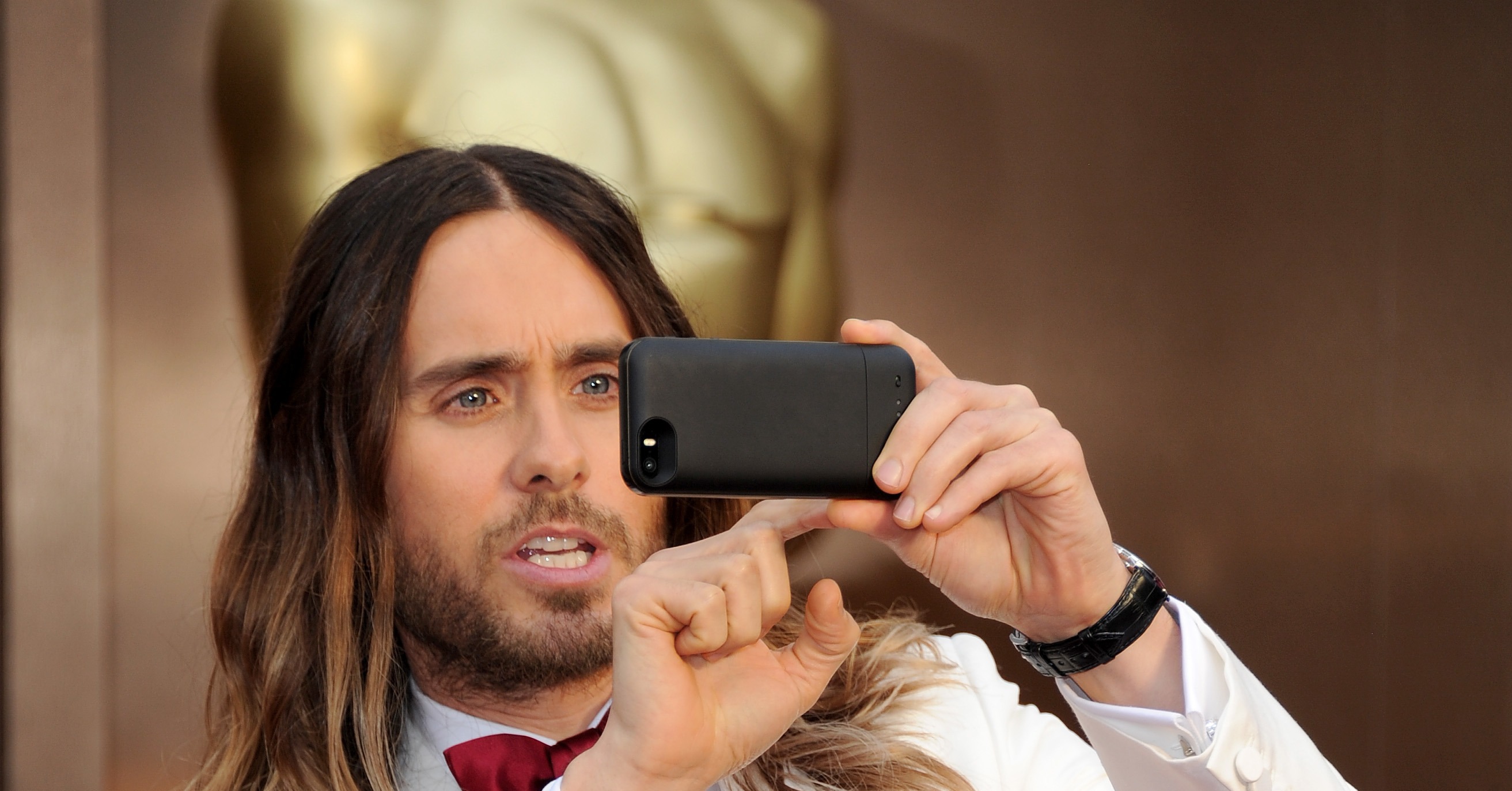 Jared Leto captured the Oscars crowd from the red carpet on his The