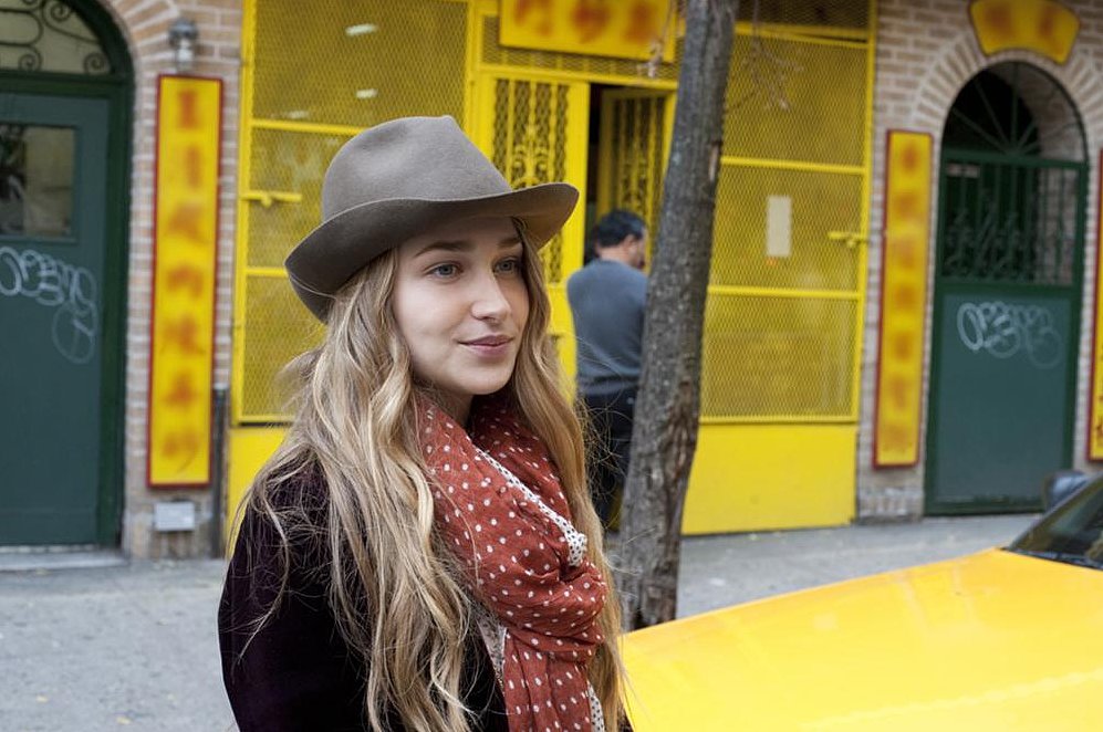 This Girls Star's Brooklyn Pad Is Exactly What You'd Picture This Girls Star's Brooklyn Pad Is Exactly What You'd Picture
