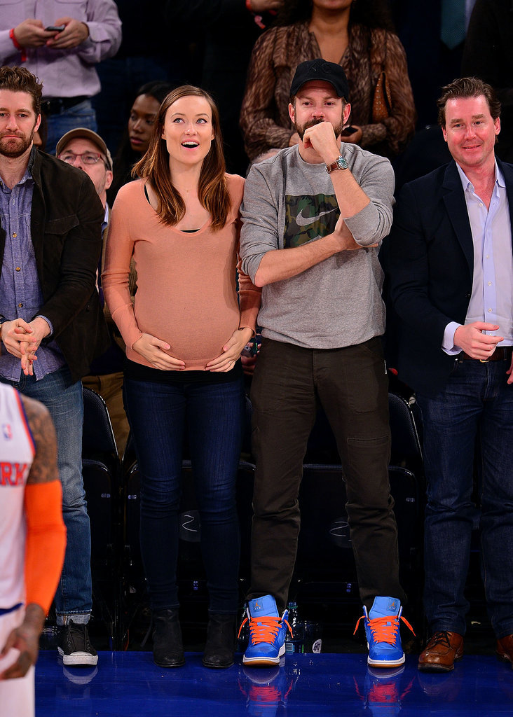 It must be tough to find Knicks-orange in maternitywear! Instead of the bright orange, Olivia picked a more subdued sherbet-colored sweater for a game with love Jason Sudekis (who went there with bold sneakers!).
It must be tough to find Knicks-orange in maternitywear! Instead of the bright orange, Olivia picked a more subdued sherbet-colored sweater for a game with love Jason Sudekis (who went there with bold sneakers!).