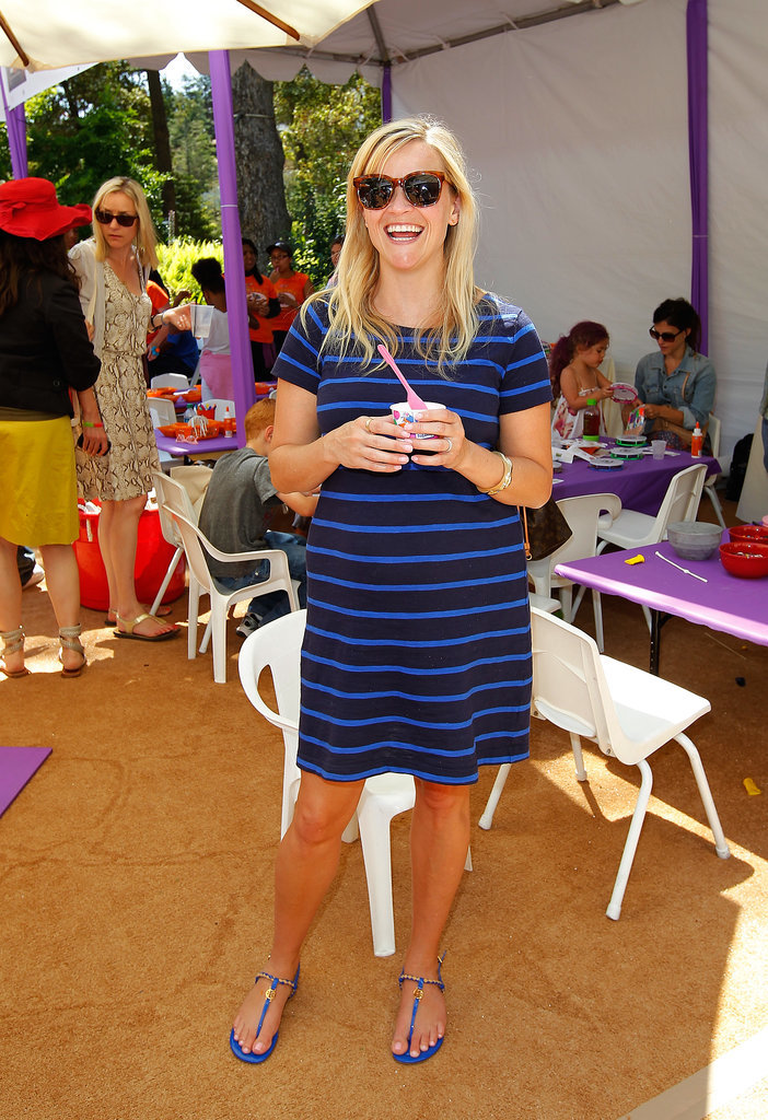 Reese Witherspoon in Blue Striped Gap Dress and Tory Burch Sandals Reese Witherspoon in Blue Striped Gap Dress and Tory Burch Sandals