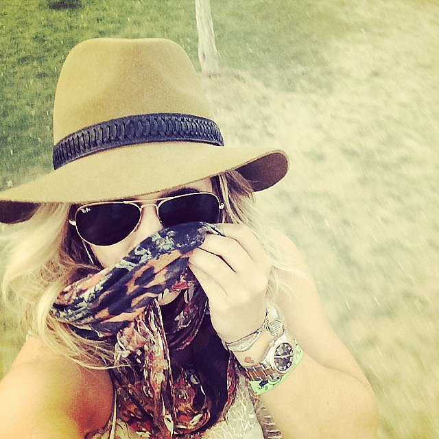 Hilary Duff covered her face with a scarf.
Source: Instagram user hilaryduff
Hilary Duff covered her face with a scarf.
Source: Instagram user hilaryduff