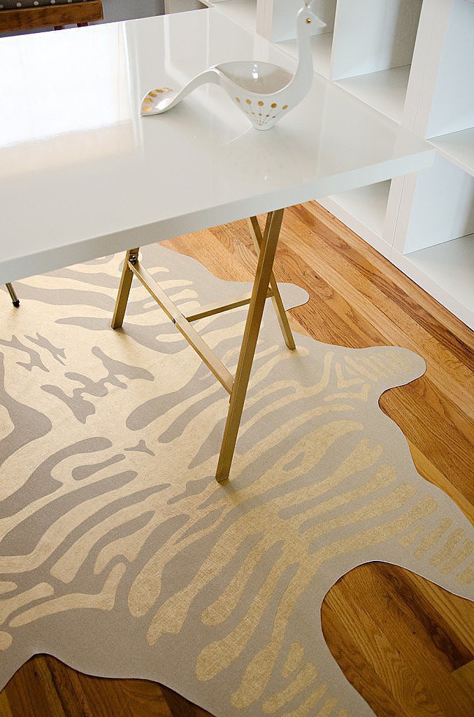Kraft paper, scissors, vinyl, and gold leaf pens are all it took to make this DIY zebra rug. Color us impressed!
Source: Brittany Makes
Kraft paper, scissors, vinyl, and gold leaf pens are all it took to make this DIY zebra rug. Color us impressed!
Source: Brittany Makes