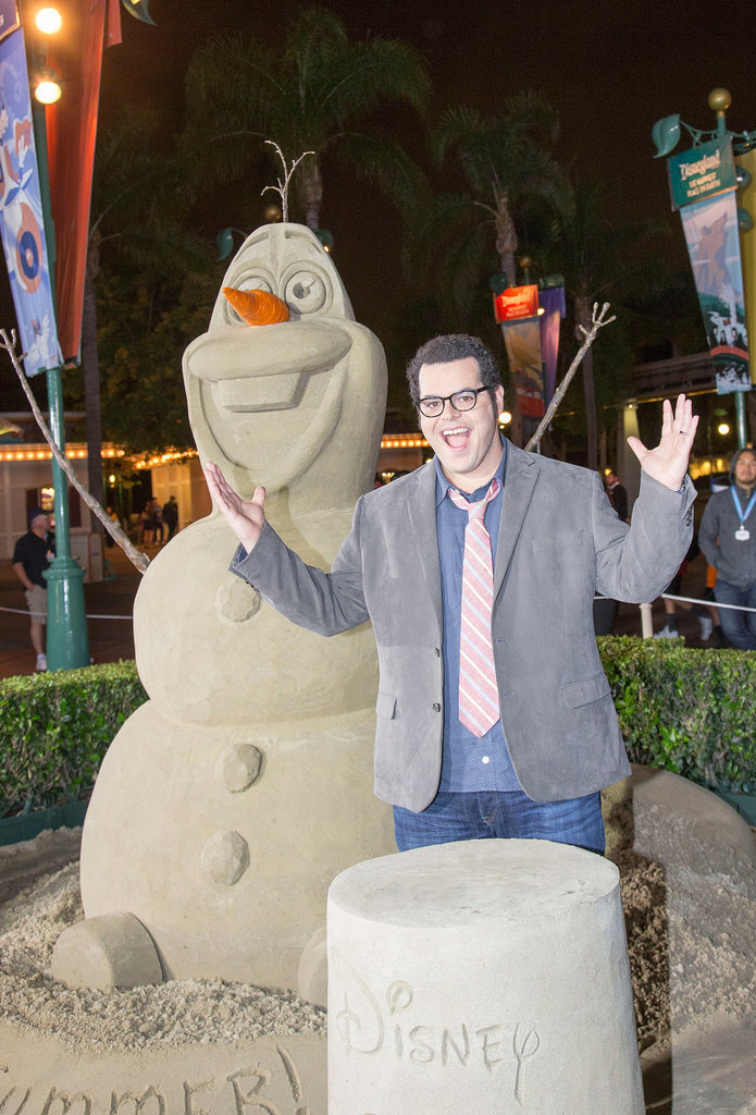 Josh Gad posed with a sandy Olaf when eh stopped by the park in May 2014.
Josh Gad posed with a sandy Olaf when eh stopped by the park in May 2014.