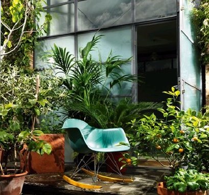 This dreamy green rocker blends right into the jungle-like patio.
Source
This dreamy green rocker blends right into the jungle-like patio.
Source
