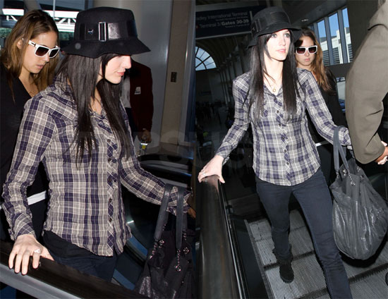 Photos of Ashlee Simpson at the Airport 2009-11-16 09:43:30