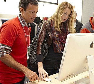 Blake Lively Gets Some One-on-One Help at the Apple Store 