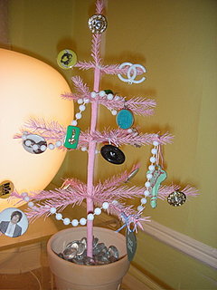 Casa Quickie: Costume Jewelry as Ornaments