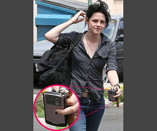 3. Kristen Stewart Has a Pretty Pink BlackBerry 3. Kristen Stewart Has a Pretty Pink BlackBerry