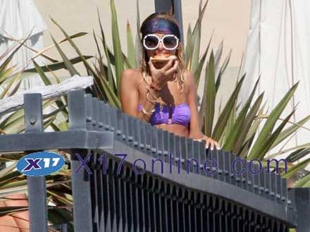 Breaking News - Nicole Eats Pizza!