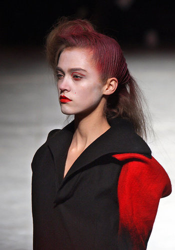 Yohji Yomamoto Fall 2009: "Bloody" Beauties Yohji Yomamoto Fall 2009: "Bloody" Beauties