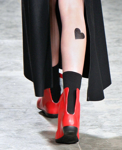 Yohji Yomamoto Fall 2009: "Bloody" Beauties Yohji Yomamoto Fall 2009: "Bloody" Beauties