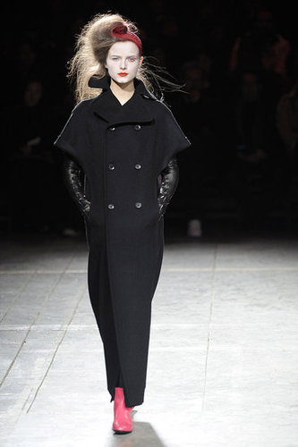 Yohji Yomamoto Fall 2009: "Bloody" Beauties Yohji Yomamoto Fall 2009: "Bloody" Beauties