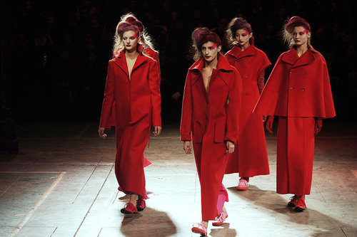 Yohji Yomamoto Fall 2009: "Bloody" Beauties Yohji Yomamoto Fall 2009: "Bloody" Beauties