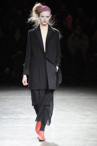 Yohji Yomamoto Fall 2009: "Bloody" Beauties Yohji Yomamoto Fall 2009: "Bloody" Beauties