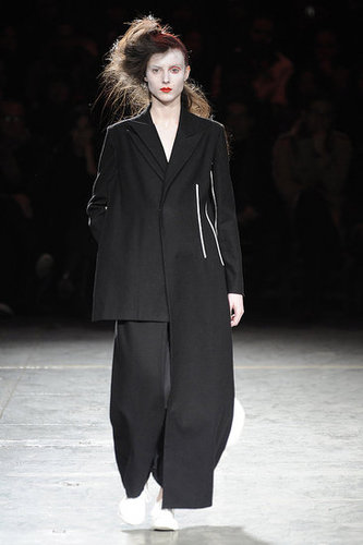 Yohji Yomamoto Fall 2009: "Bloody" Beauties Yohji Yomamoto Fall 2009: "Bloody" Beauties