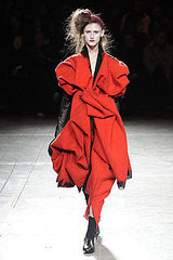 Yohji Yomamoto Fall 2009: "Bloody" Beauties
