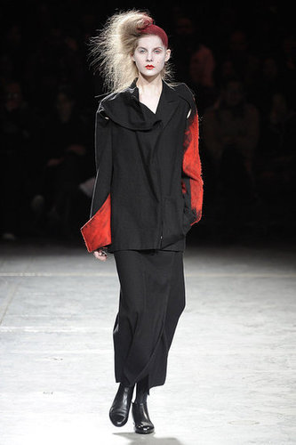 Yohji Yomamoto Fall 2009: "Bloody" Beauties Yohji Yomamoto Fall 2009: "Bloody" Beauties