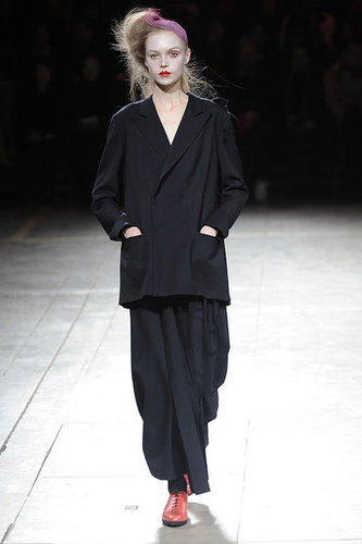 Yohji Yomamoto Fall 2009: "Bloody" Beauties Yohji Yomamoto Fall 2009: "Bloody" Beauties