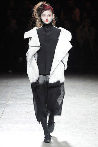 Yohji Yomamoto Fall 2009: "Bloody" Beauties Yohji Yomamoto Fall 2009: "Bloody" Beauties