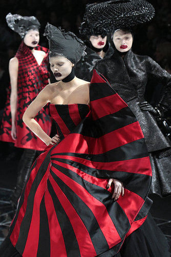 Alexander McQueen Fall 2009: A Twisted Fantasy Alexander McQueen Fall 2009: A Twisted Fantasy