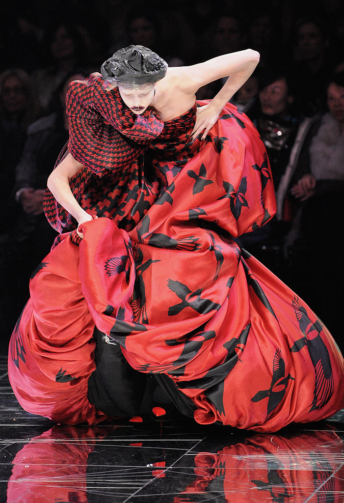 Trippy Shoes: Models Fear Next Step at Alexander McQueen, Tatjana Patitz Wobbles at Hermes Trippy Shoes: Models Fear Next Step at Alexander McQueen, Tatjana Patitz Wobbles at Hermes