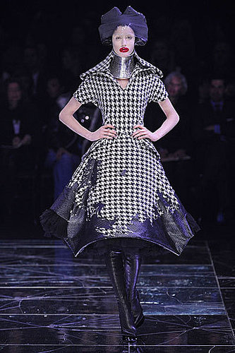 Alexander McQueen Fall 2009: A Twisted Fantasy Alexander McQueen Fall 2009: A Twisted Fantasy